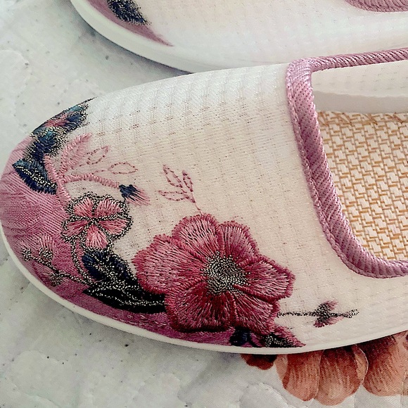 Super adorable floral summer flats - Size 7, 7.5 - Picture 6 of 6